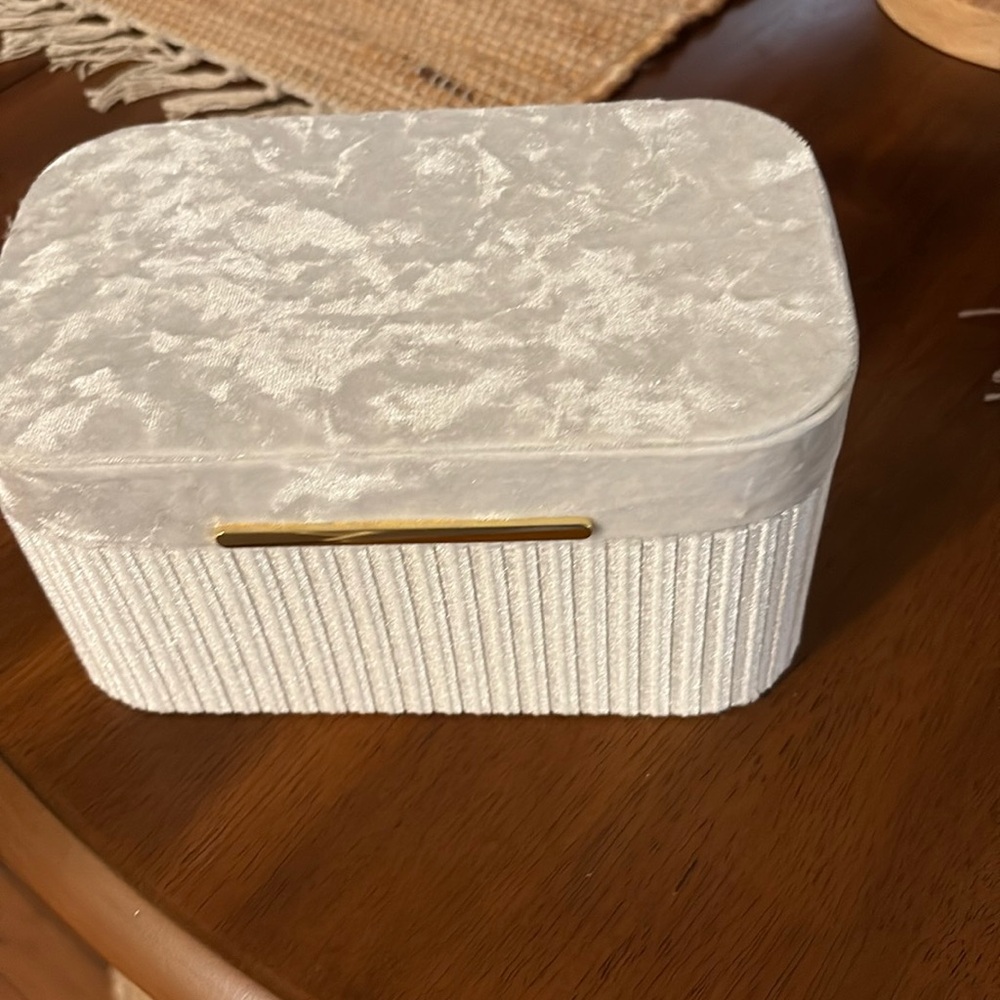 Jewelry box